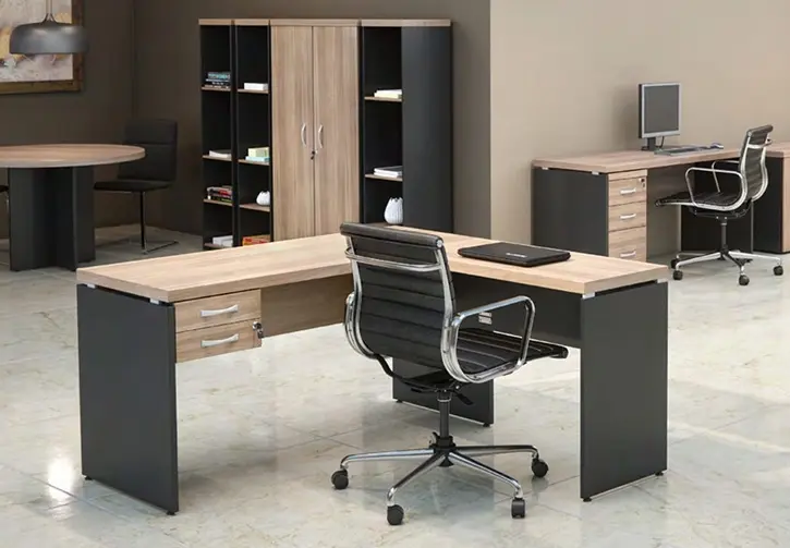 MESA EM L PÉ PAINEL COM GAVETEIRO FIXO